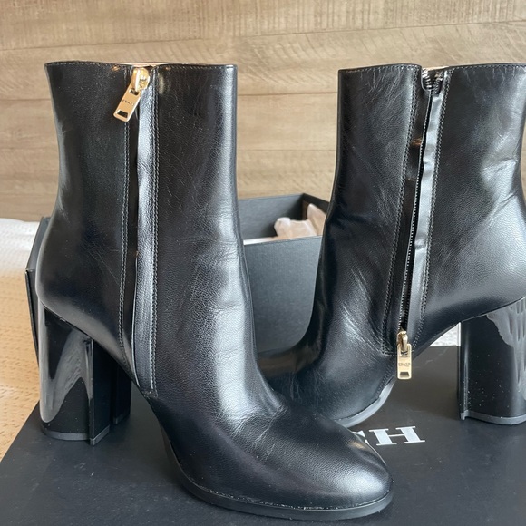 beautiful Coach  boots, new in the box. reduced price. size 7 - Picture 5 of 7